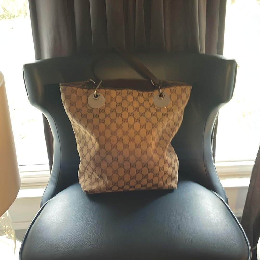 Now this Gucci cloth bag is a throwback